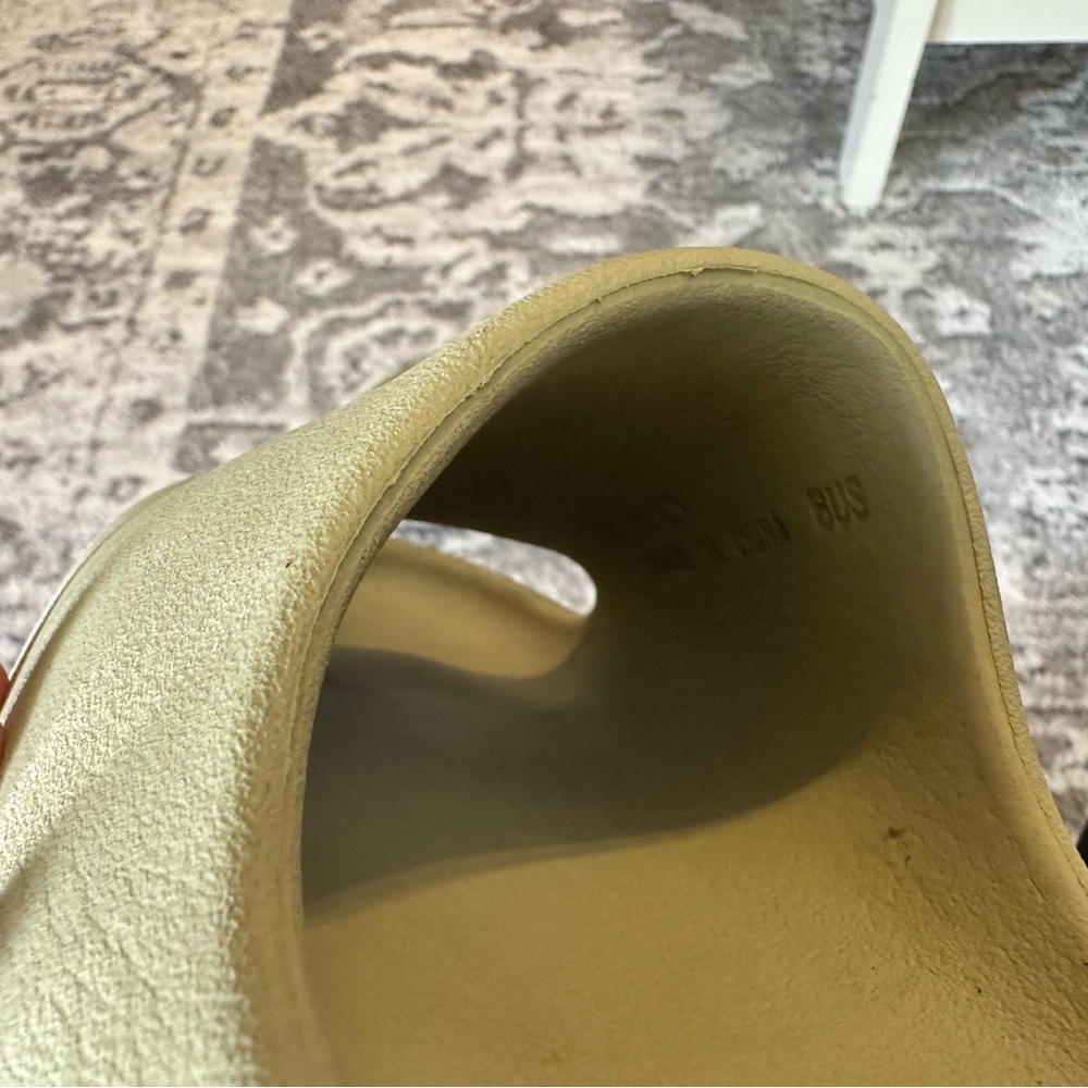 Yeezy Slides - Picture 7 of 7
